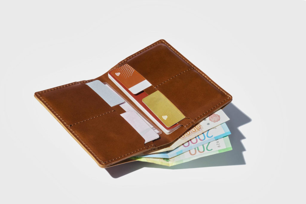 Un portefeuille est ouvert, montrant des cartes bleue et des billets