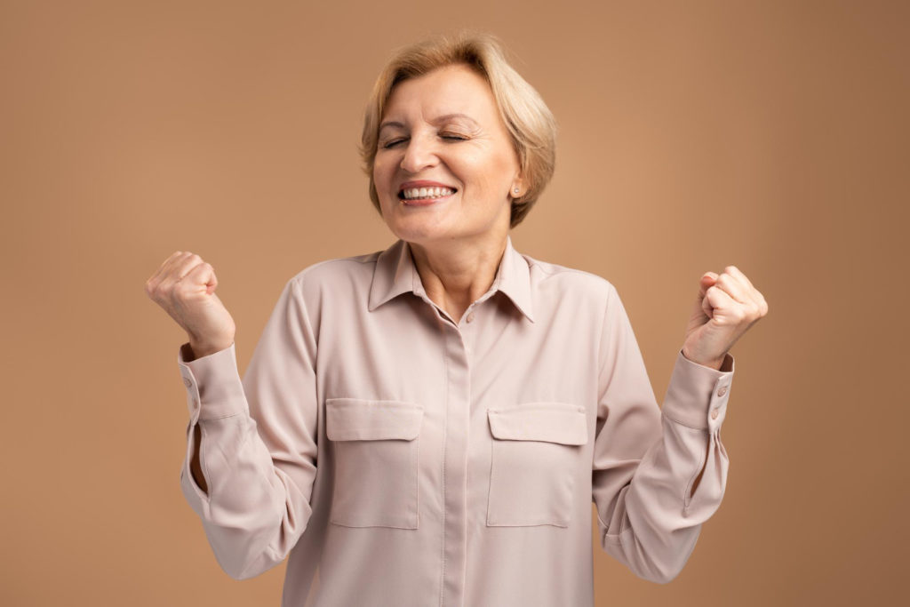 Une femme âgée, heureuse, exprime sa satisfaction