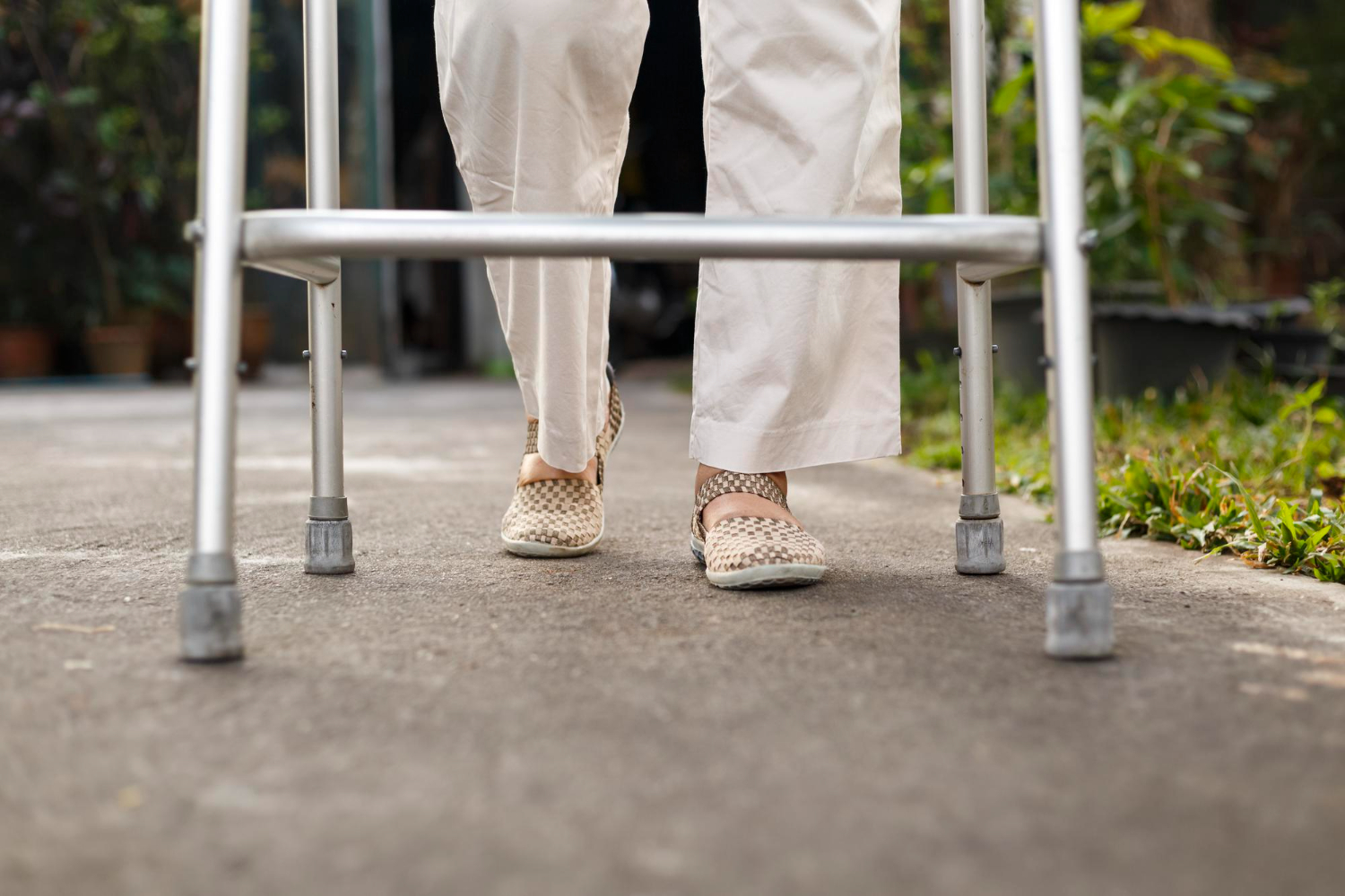 Quel matériel pour aider une personne à mobilité réduite à marcher ?