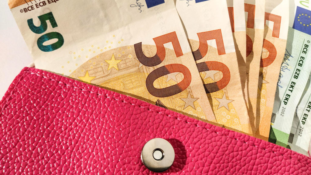 Billets en euros dans un portefeuille rose