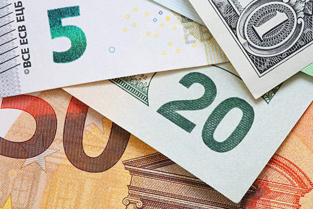 Gros plan sur des billets de banque en euros et en dollars