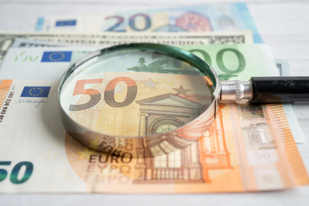 loupe sur des billets de banque en euros
